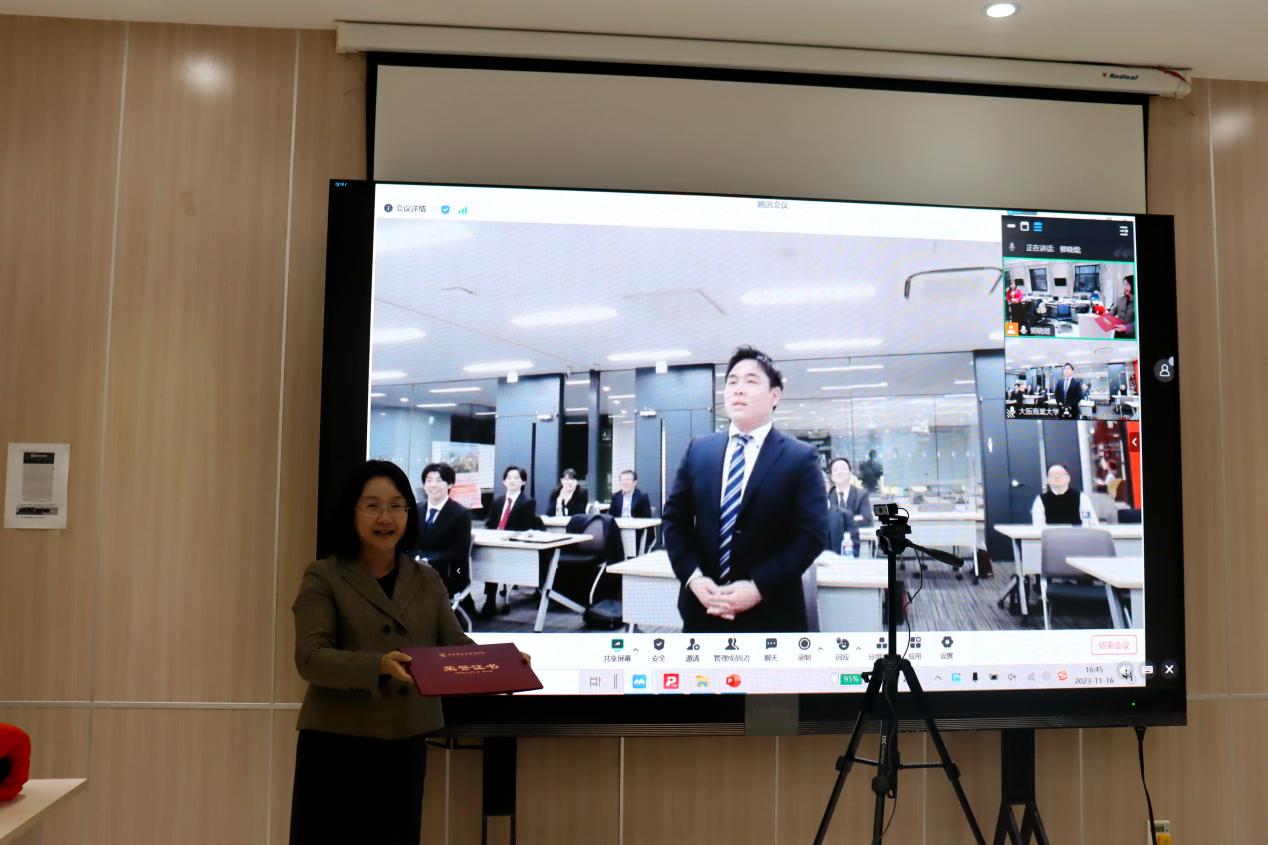 27pg电子官方网站葛建新教授为“最佳汇报奖”成田卓巳同学颁奖